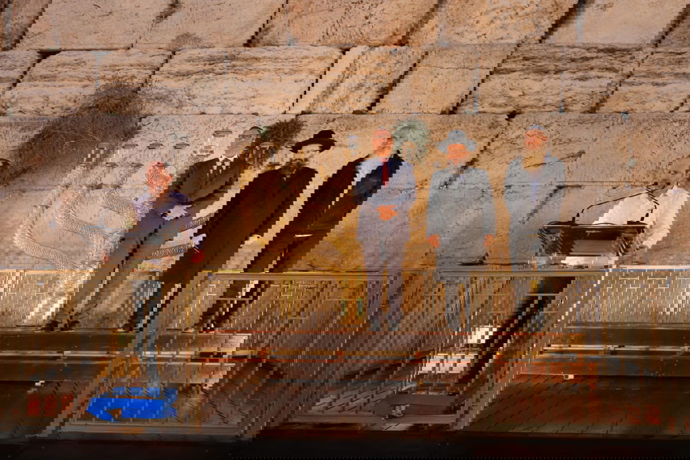 עם רבנים ואישי ציבור: הדלקת נר ראשון בכותל המערבי