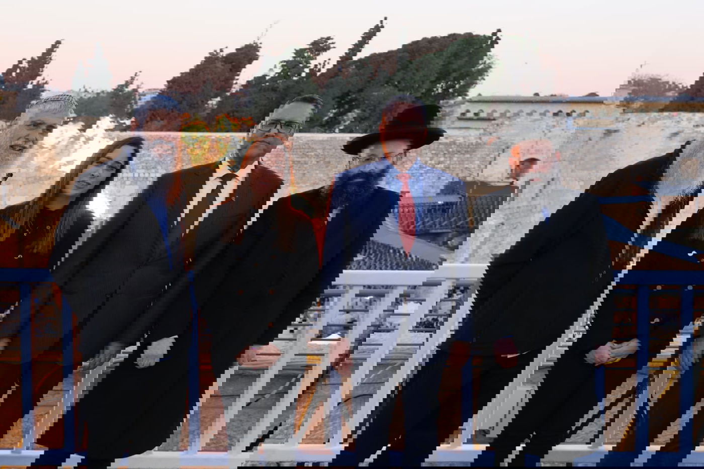 עם רבנים ואישי ציבור: הדלקת נר ראשון בכותל המערבי