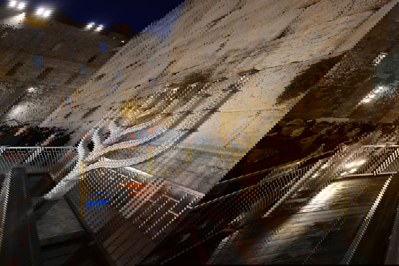 עם רבנים ואישי ציבור: הדלקת נר ראשון בכותל המערבי