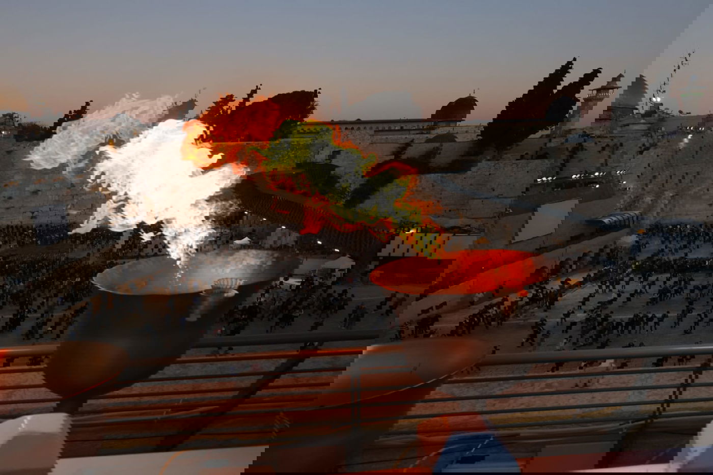 עם רבנים ואישי ציבור: הדלקת נר ראשון בכותל המערבי