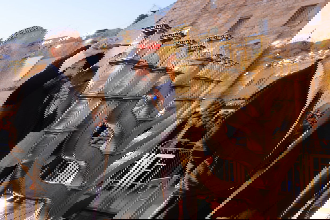 עם רבנים ואישי ציבור: הדלקת נר ראשון בכותל המערבי