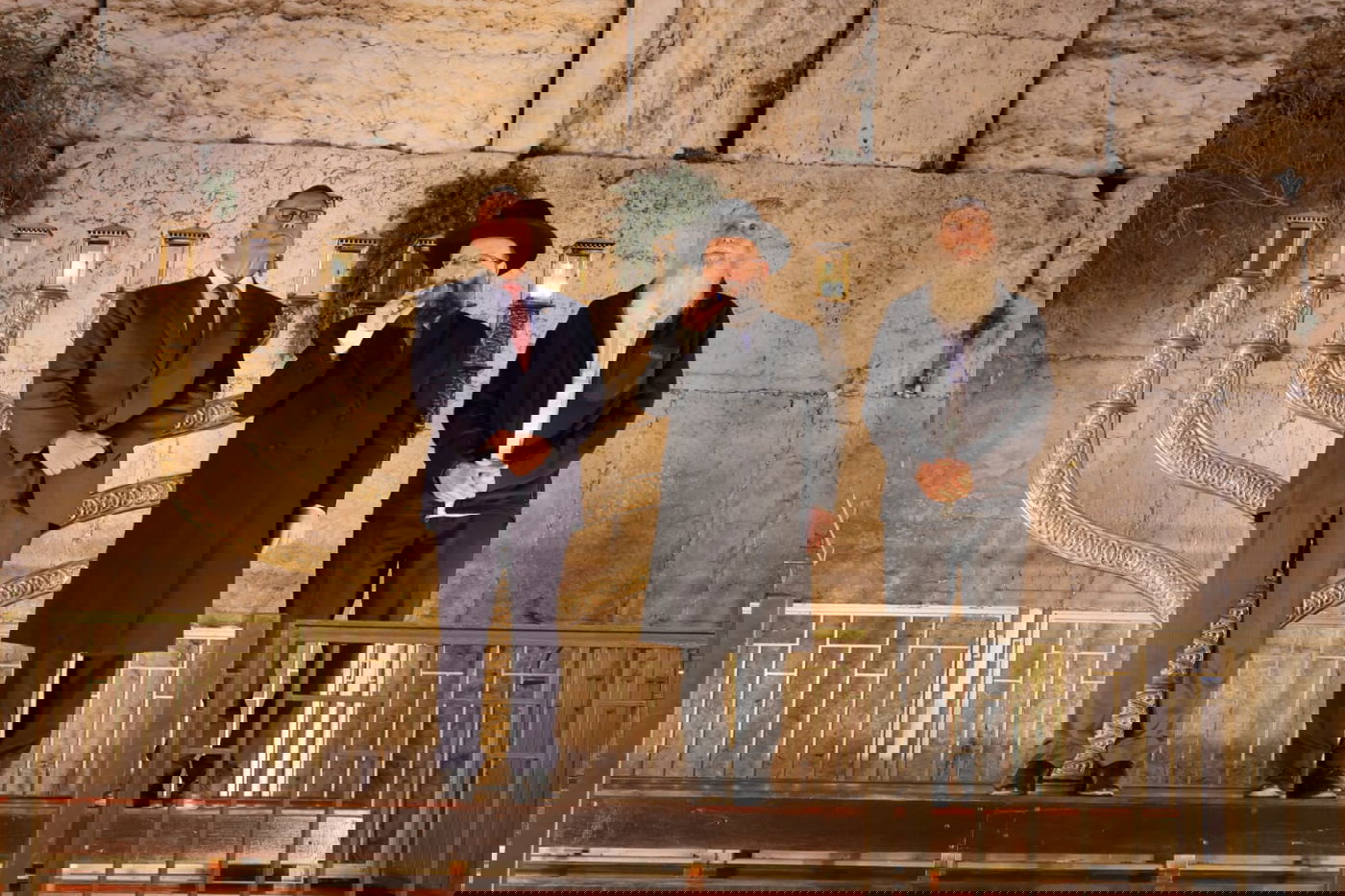 עם רבנים ואישי ציבור: הדלקת נר ראשון בכותל המערבי