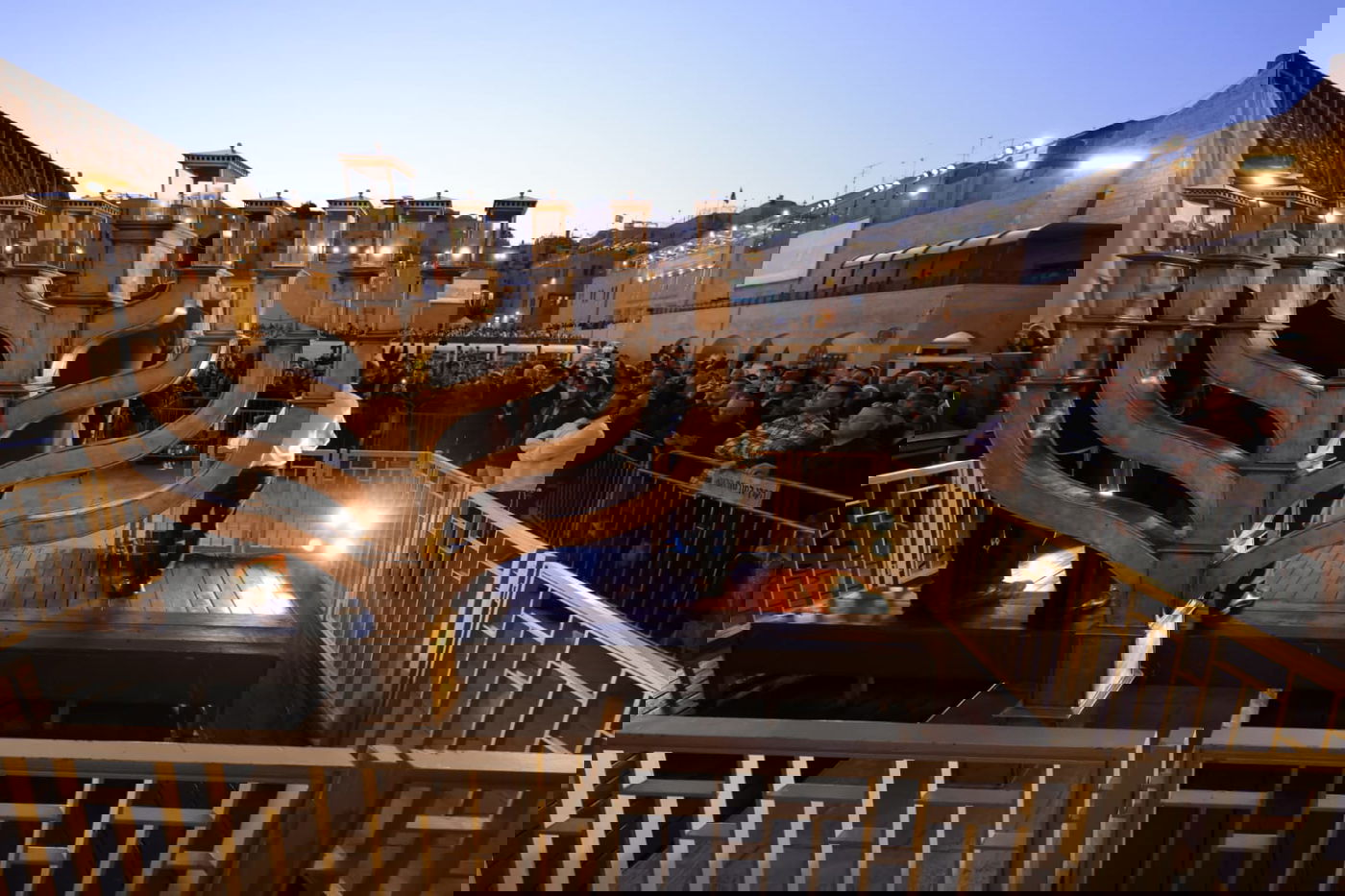 עם רבנים ואישי ציבור: הדלקת נר ראשון בכותל המערבי