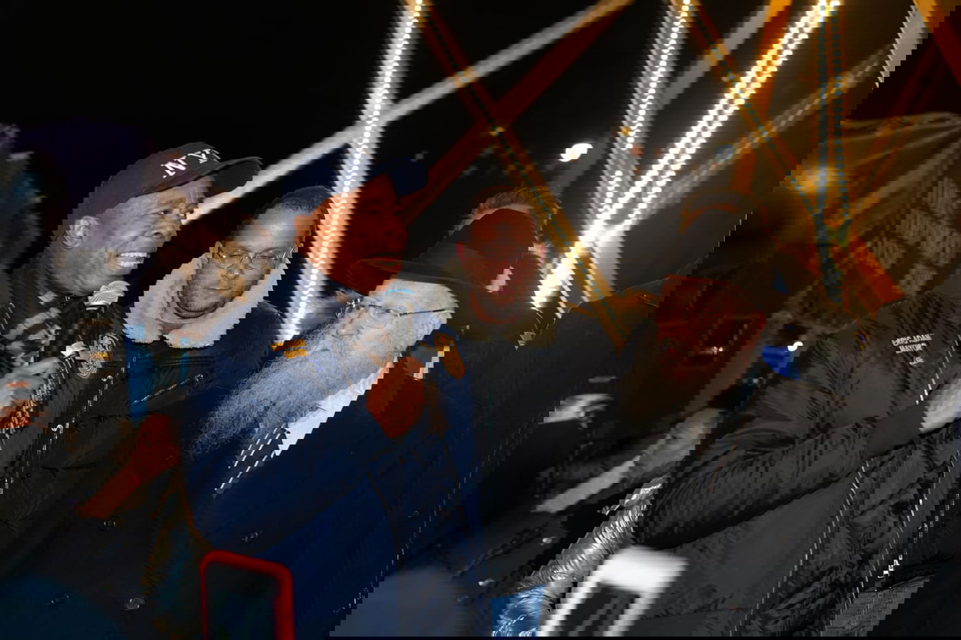 על רקע האנטישמיות הגואה: ראש העיר ניו יורק בהדלקת המנורה הגדולה בעולם