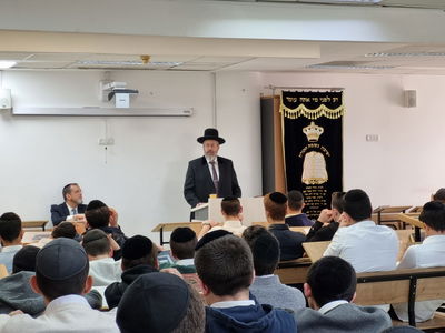 הרב הראשי בעת ביקורו בישיבה