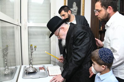 הגרמ"צ ברגמן מדליק נר ראשון