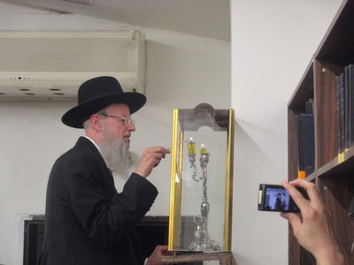 הרב קרפ בהדלקת נר ראשון