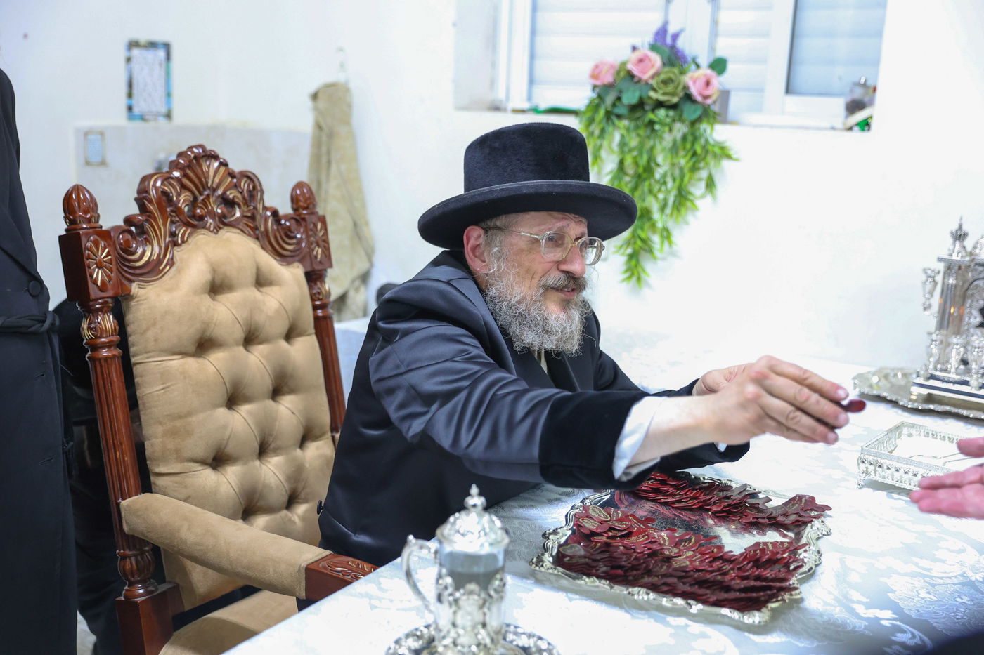 הדלקת נר ראשון של חנוכה אצל הרבי מאנטניא