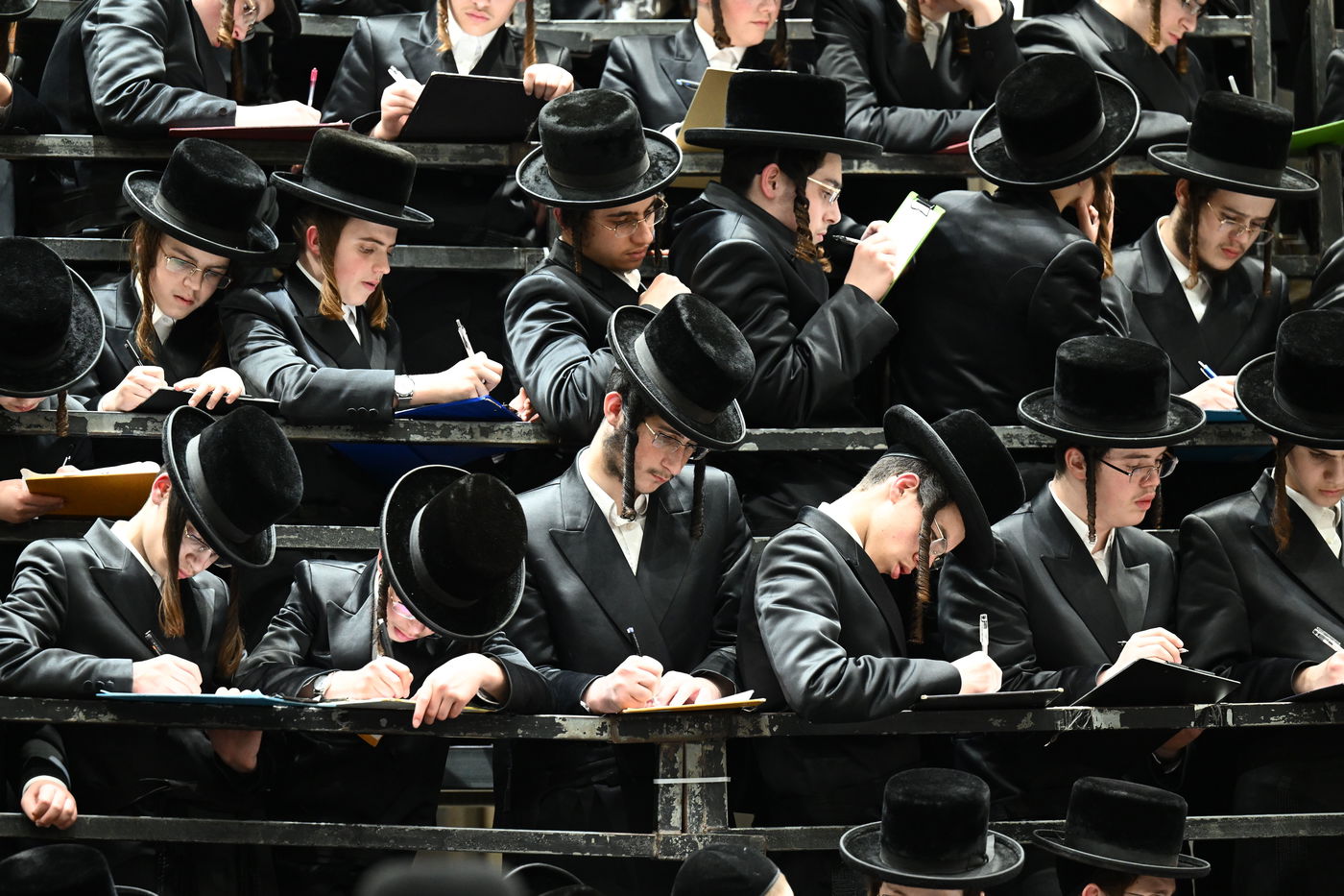 הדלקת נר ראשון של חנוכה בחסידות צאנז | תיעוד מיוחד