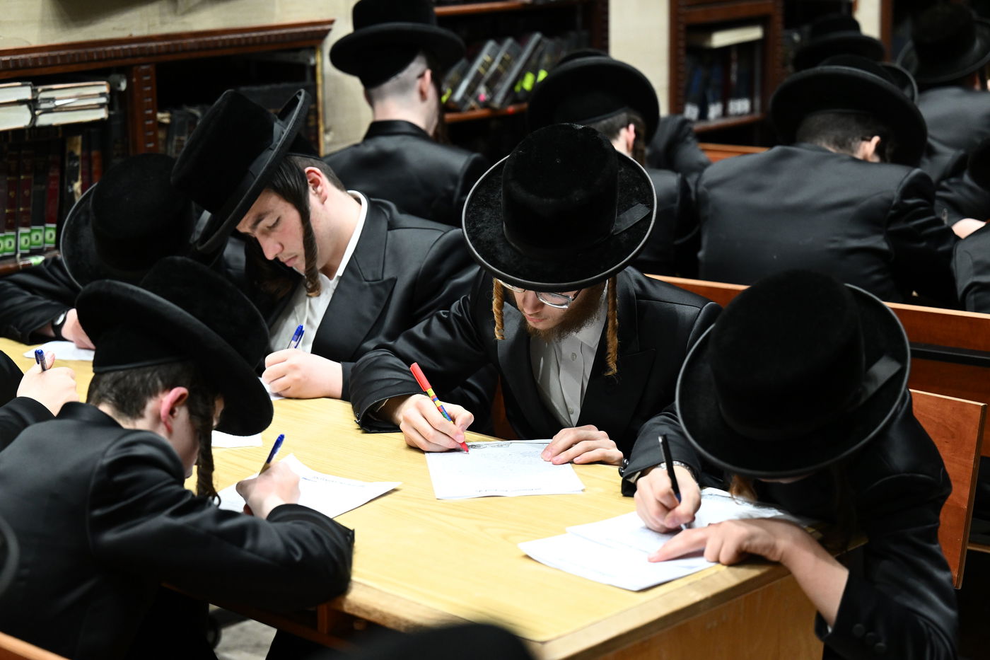 הדלקת נר ראשון של חנוכה בחסידות צאנז | תיעוד מיוחד