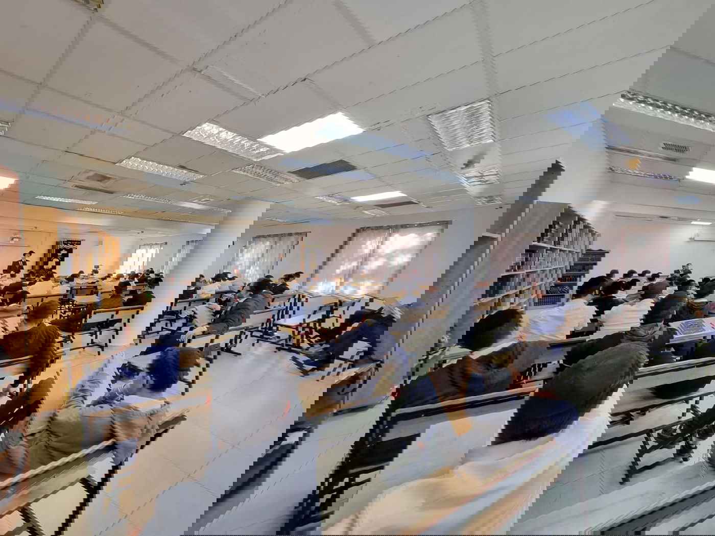 מאזינים בשקיקה לדבריו של הרב בראשי