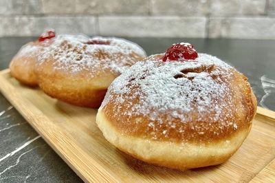 סופגניות ביתיות עם ריבת תות ואבקת סוכר