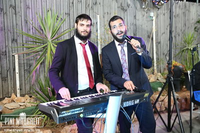 מיכאל אזולאי ודוידי נחשון בביצוע לחנוכה: "יוונים"