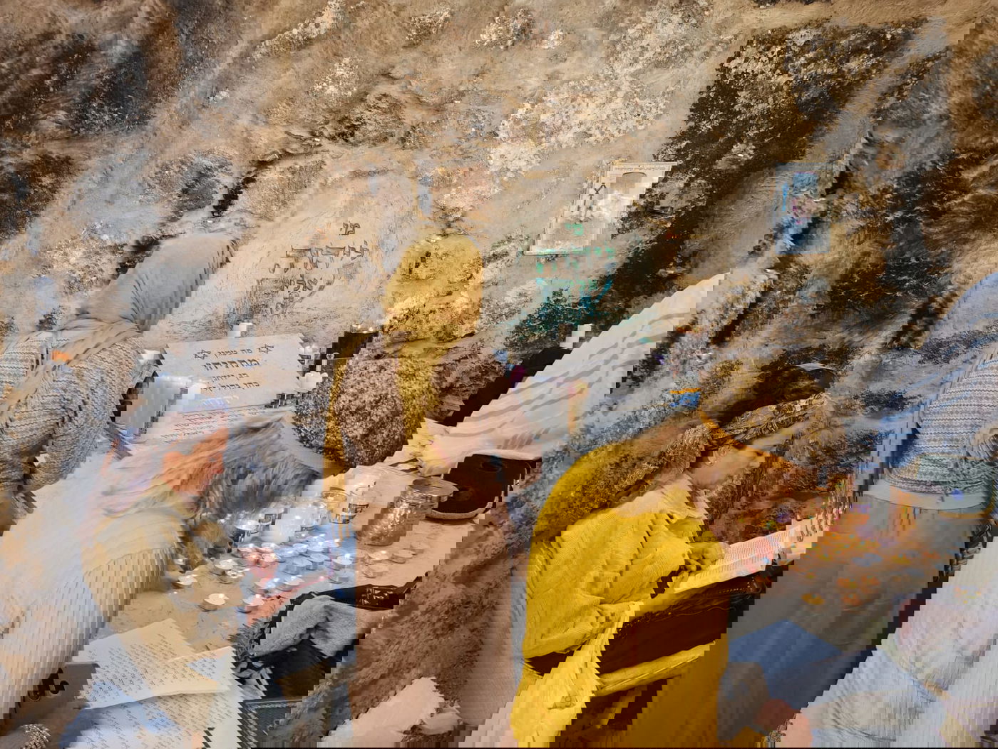 מתפללות בקבר