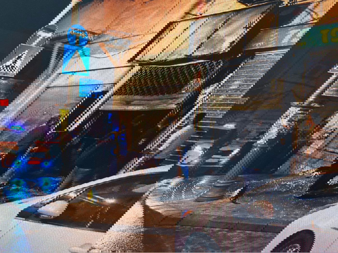 החנות שהוצתה