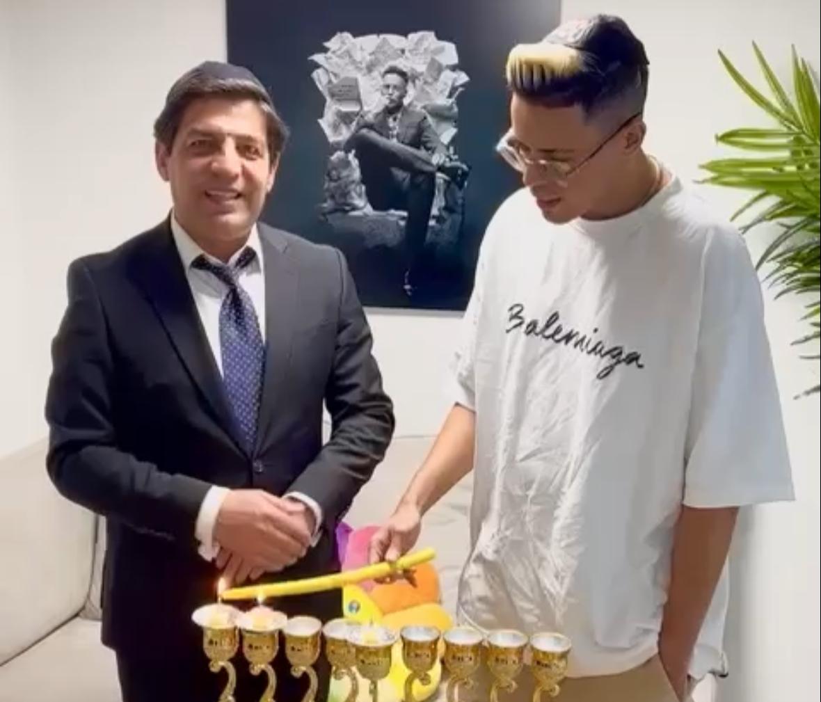 צפו: 'סטטיק' הדליק נר שני של חנוכה