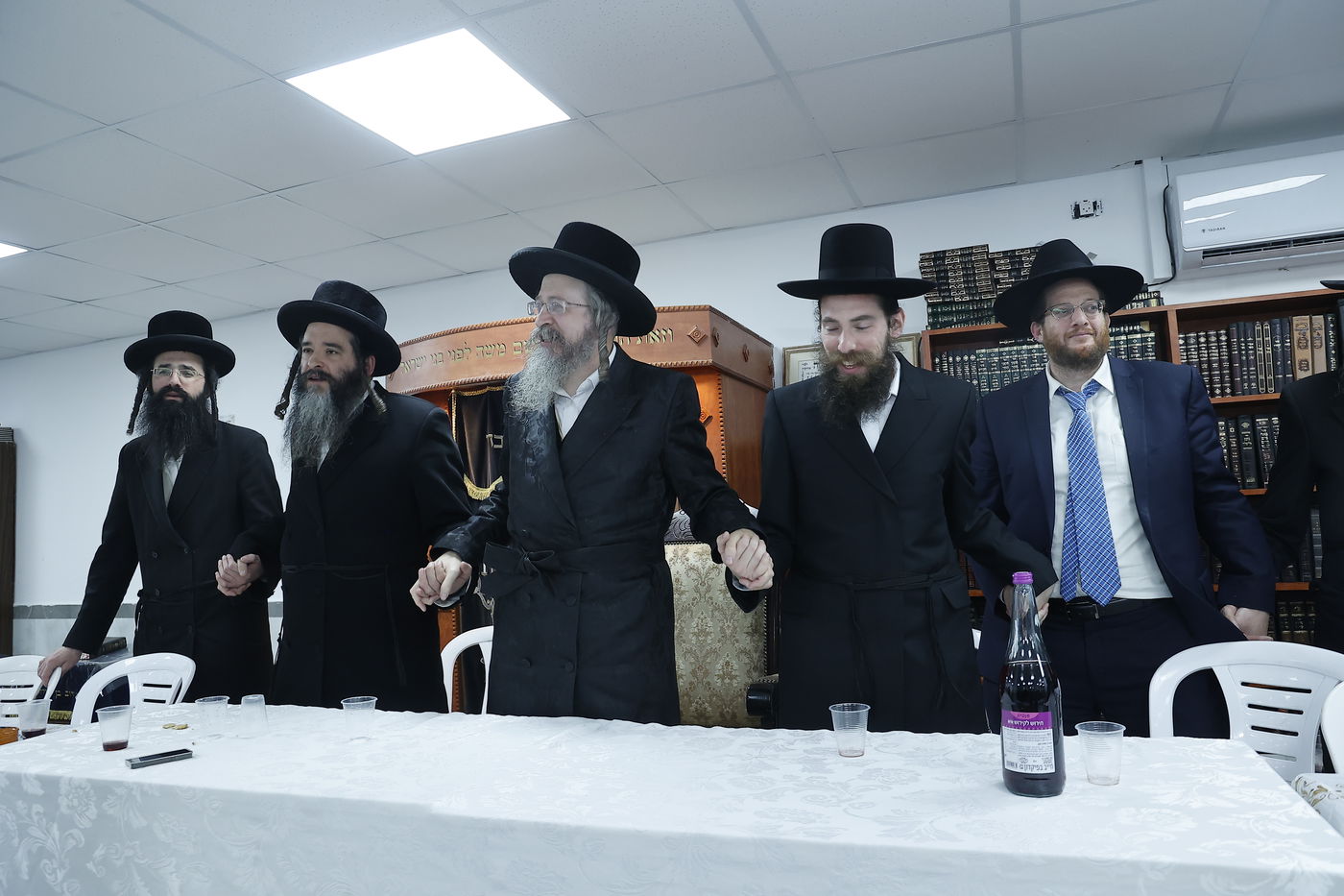 הרבי קבע מזוזה; בסווראן חנכו ישיבה חדשה