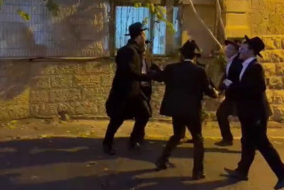 תלמיד ישיבת בריסק מדליק את נרות החנוכה