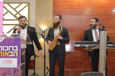 האמנים עושים שמח במסיבת החנוכה