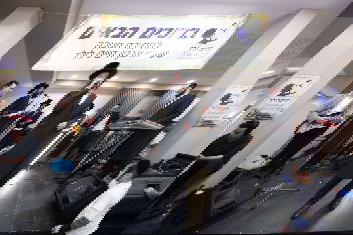 הילדים החולים במסיבת חנוכה עם גדולי האמנים