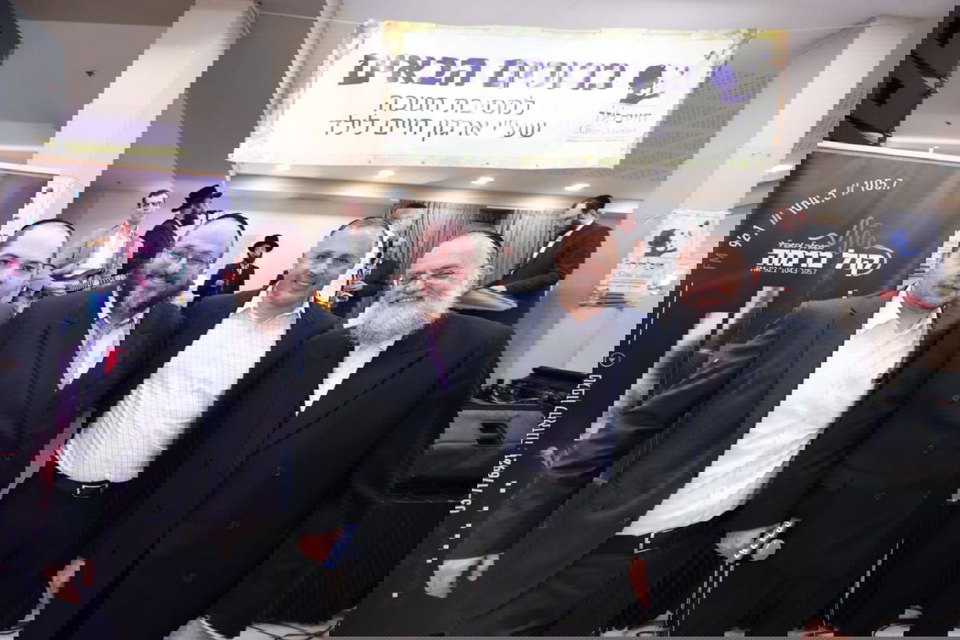 הילדים החולים במסיבת חנוכה עם גדולי האמנים