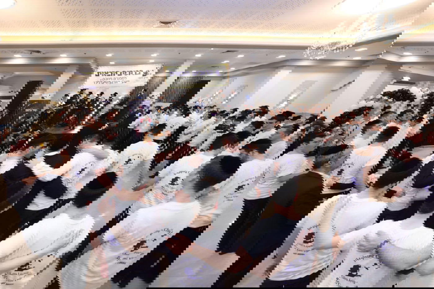 הילדים החולים במסיבת חנוכה עם גדולי האמנים