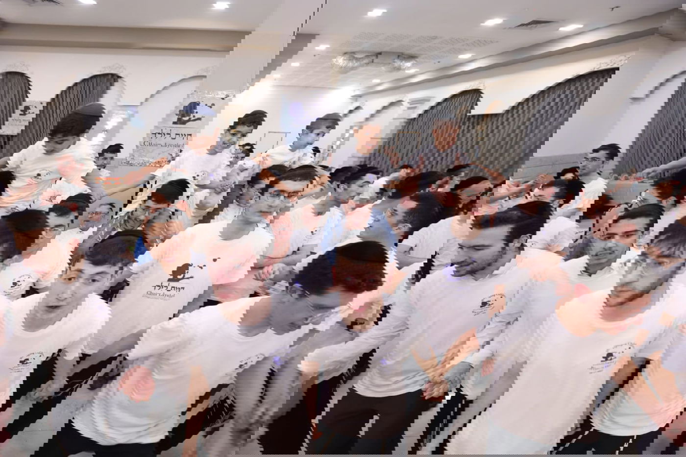 הילדים החולים במסיבת חנוכה עם גדולי האמנים