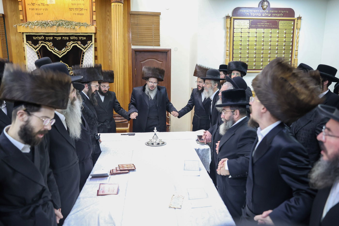 האדמו"ר חילק סופגניות: מראות חנוכה בחסידות בוסטון