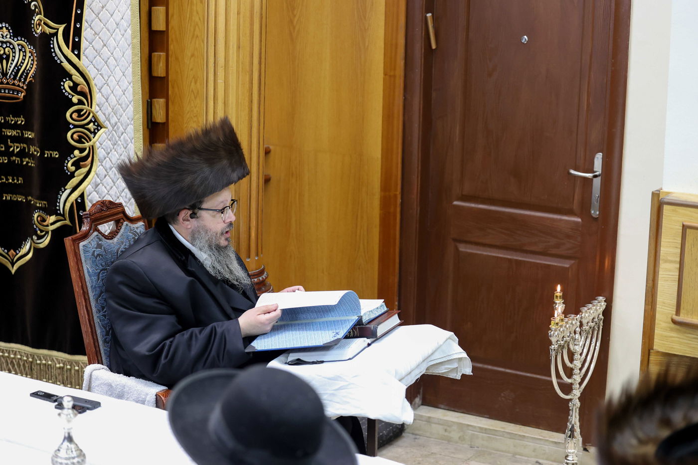 האדמו"ר חילק סופגניות: מראות חנוכה בחסידות בוסטון