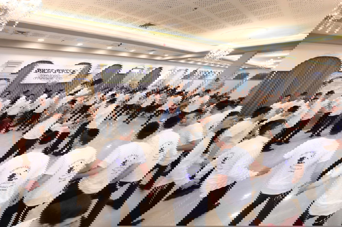 הילדים החולים במסיבת חנוכה עם גדולי האמנים