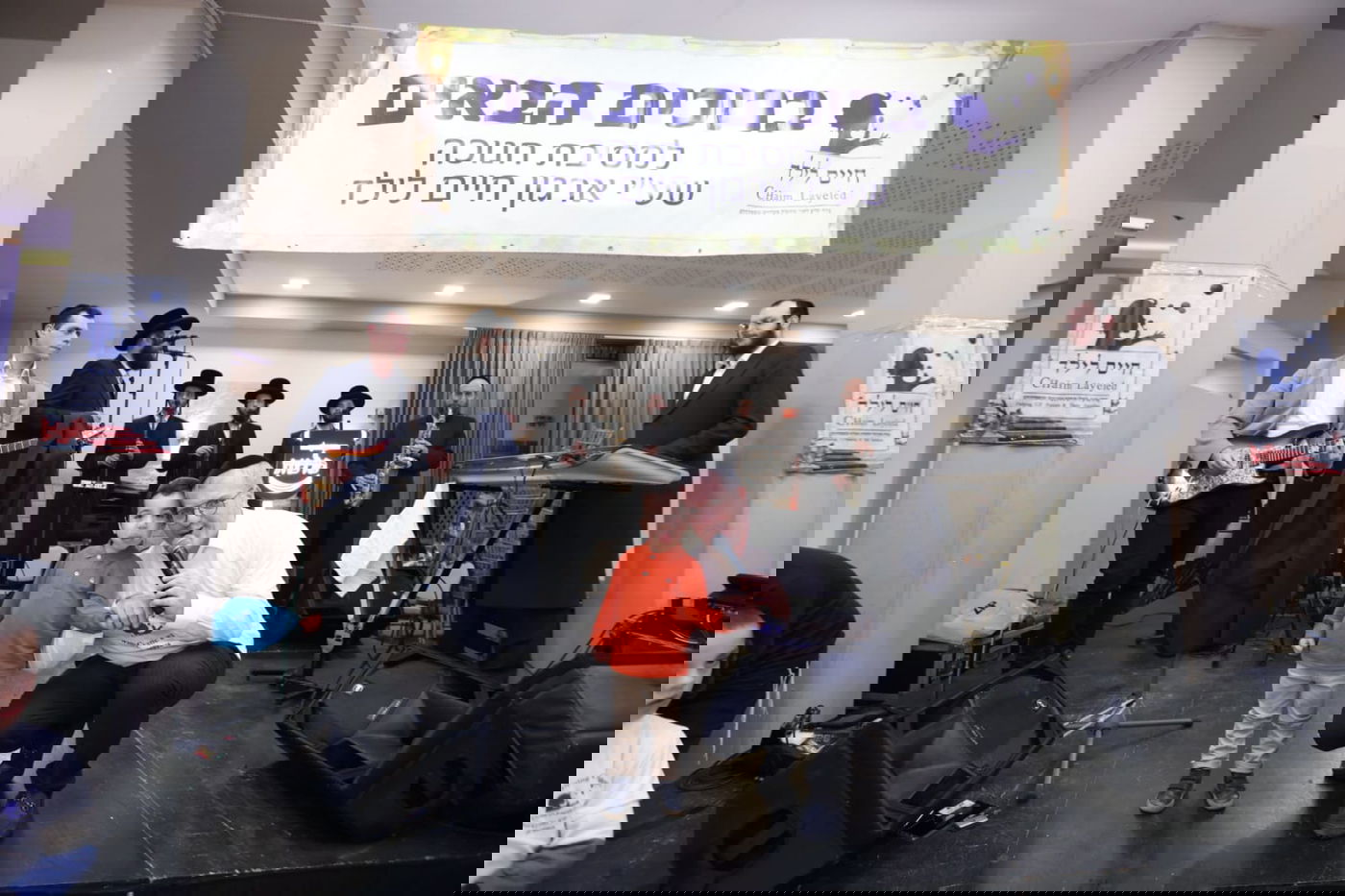 הילדים החולים במסיבת חנוכה עם גדולי האמנים