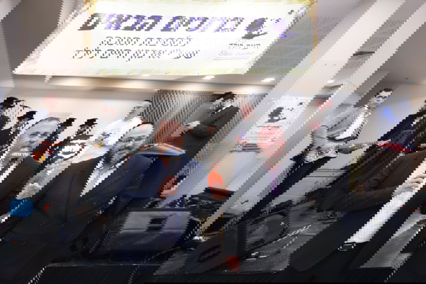 הילדים החולים במסיבת חנוכה עם גדולי האמנים