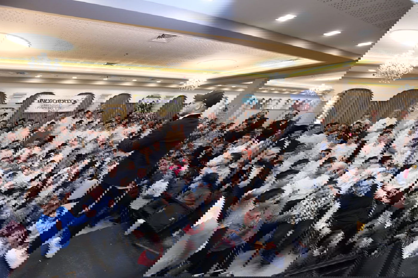 הילדים החולים במסיבת חנוכה עם גדולי האמנים