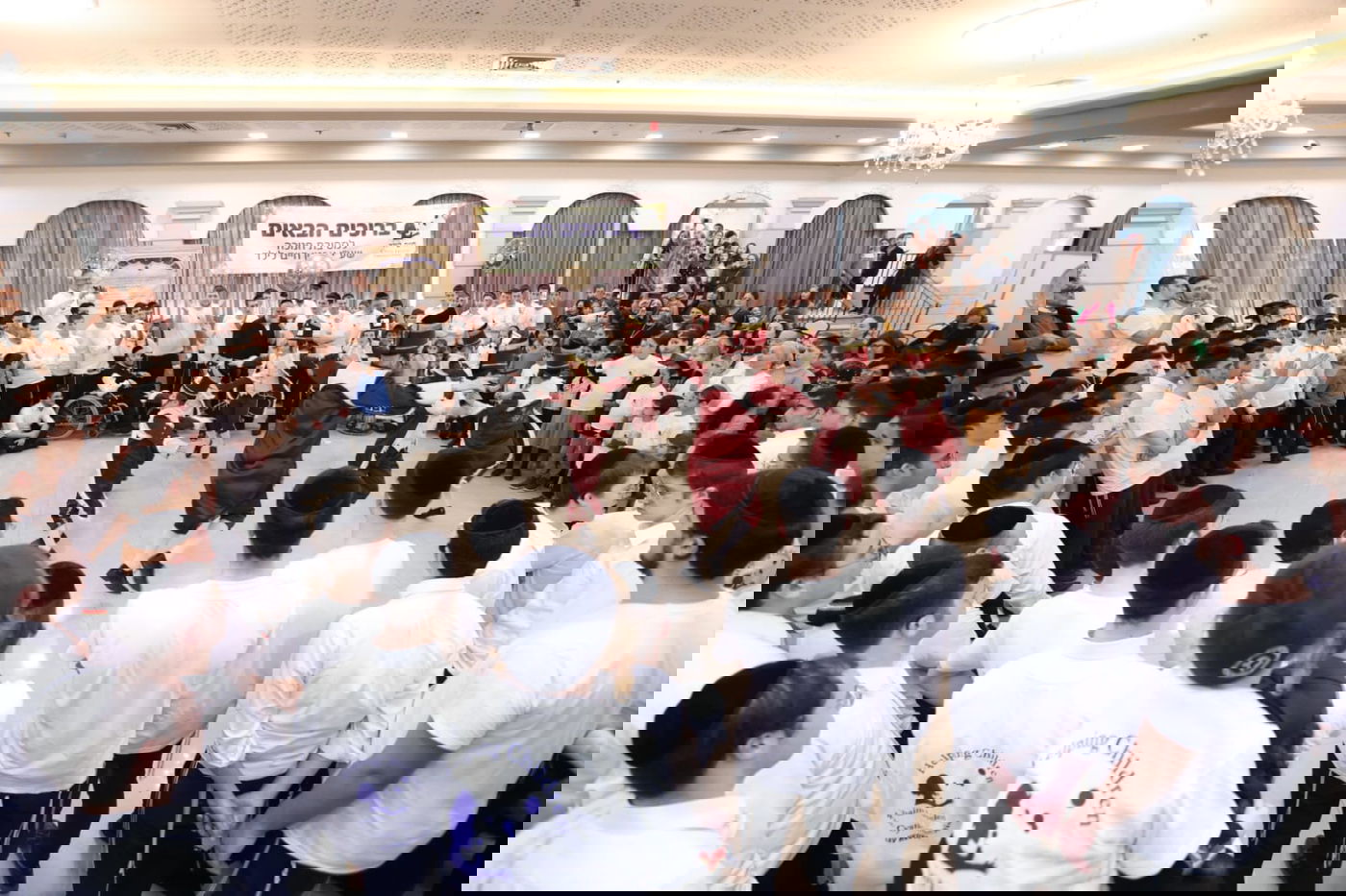 הילדים החולים במסיבת חנוכה עם גדולי האמנים