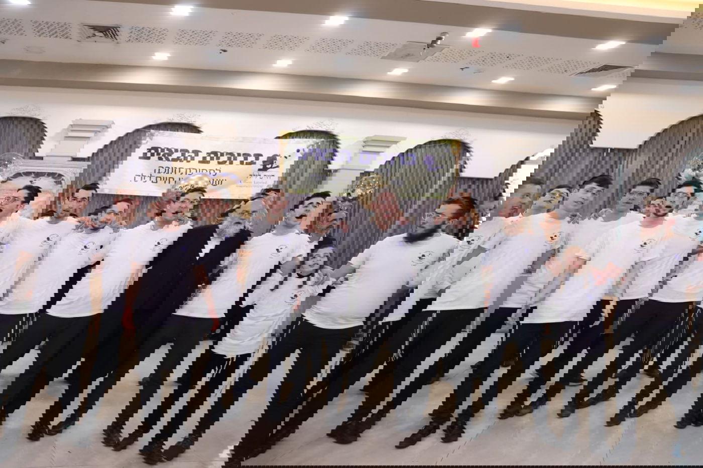 הילדים החולים במסיבת חנוכה עם גדולי האמנים