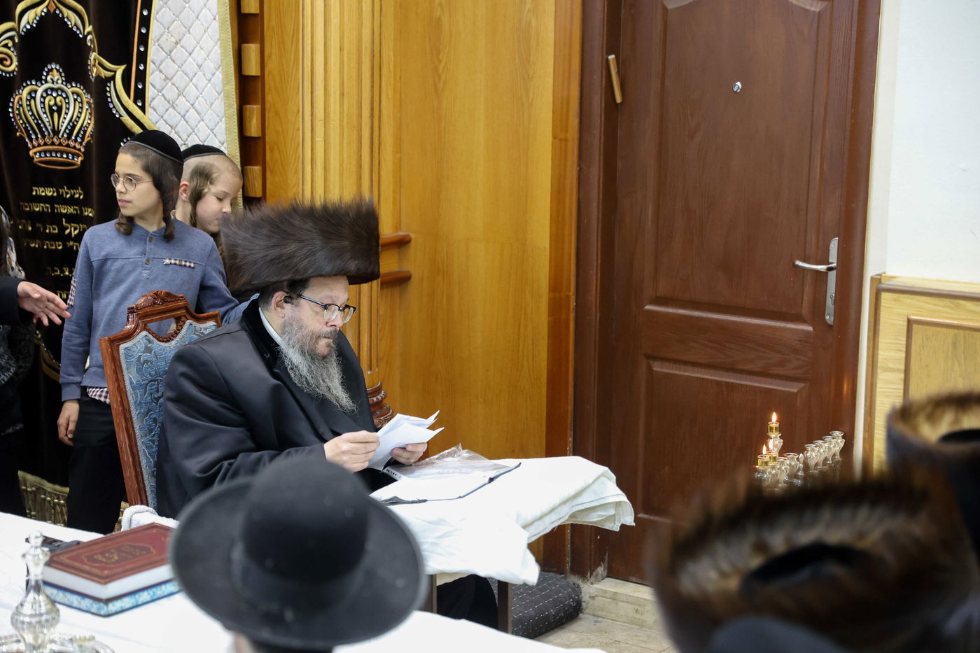 האדמו"ר חילק סופגניות: מראות חנוכה בחסידות בוסטון