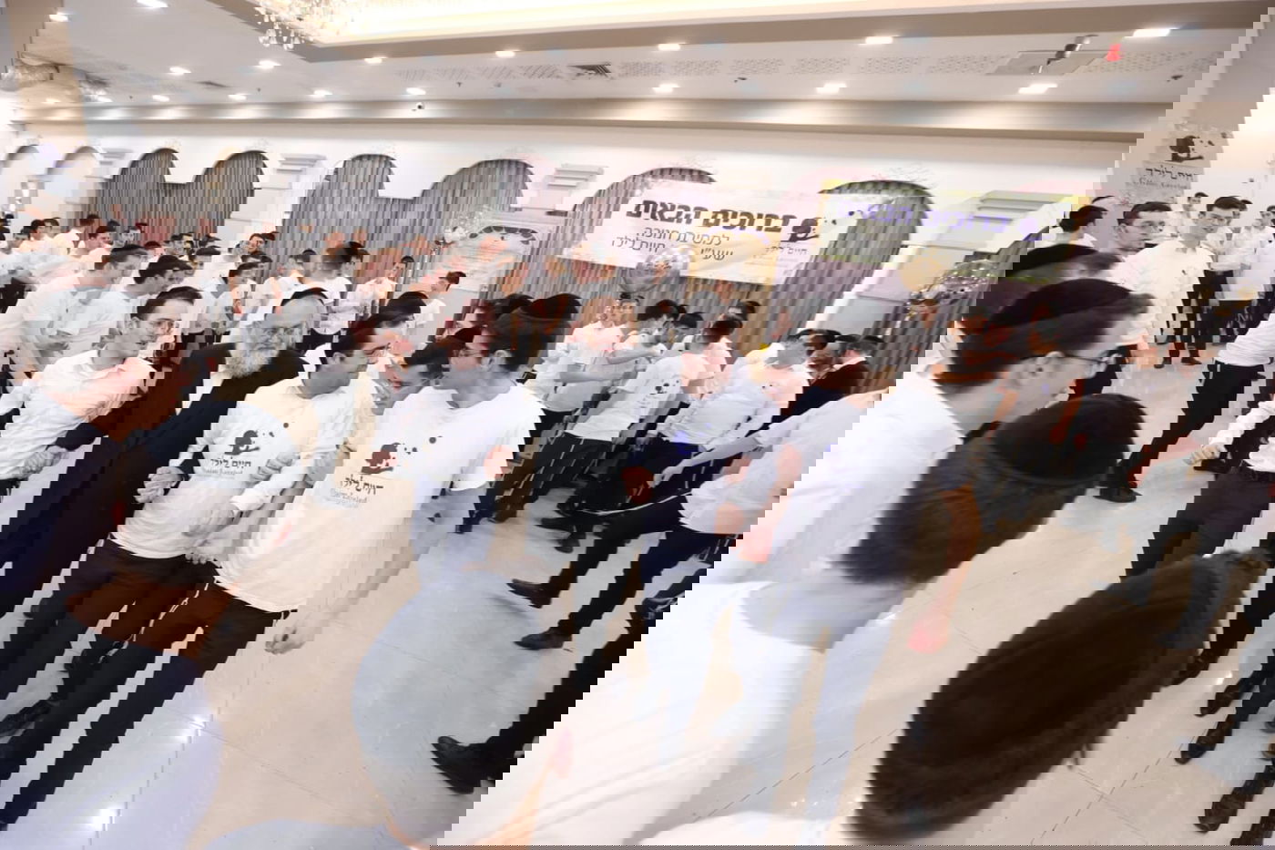 הילדים החולים במסיבת חנוכה עם גדולי האמנים