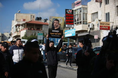 פלסטינים מוחים ברמאללה על מות המחבל