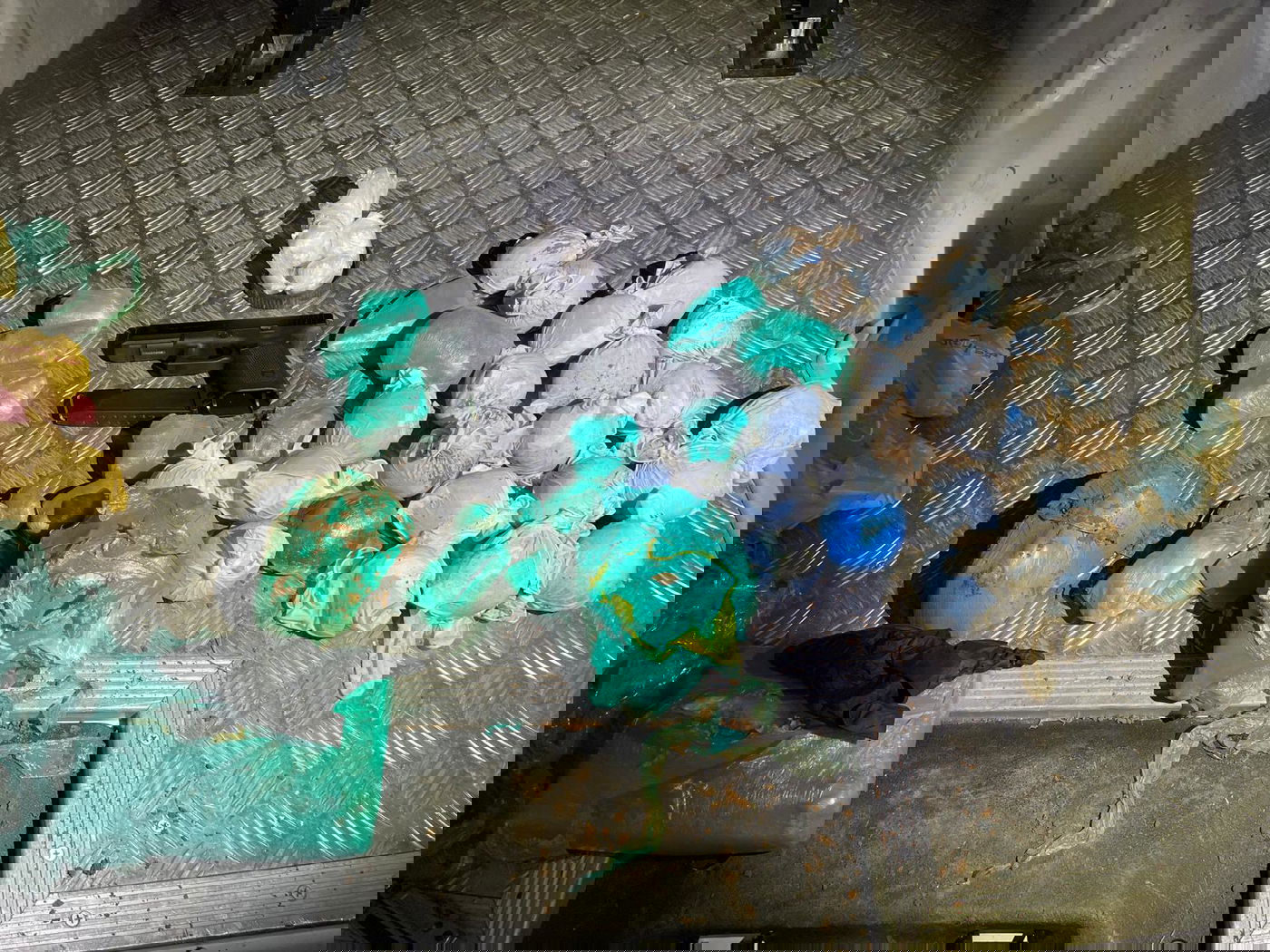 היו קבורים באדמה: תפיסת ענק של סמים בלוד | תיעוד