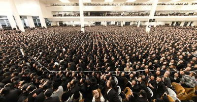 תיעוד מההיכל האדיר של גור: אלפי חסידים בהדלקת נר חמישי עם האדמו"ר