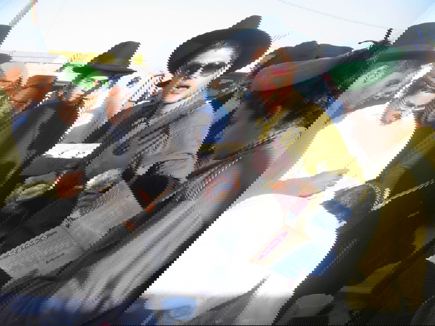 לוי הנדל עם הכובע והחליפה, לצידו עם הכומתה, שניאור נבון