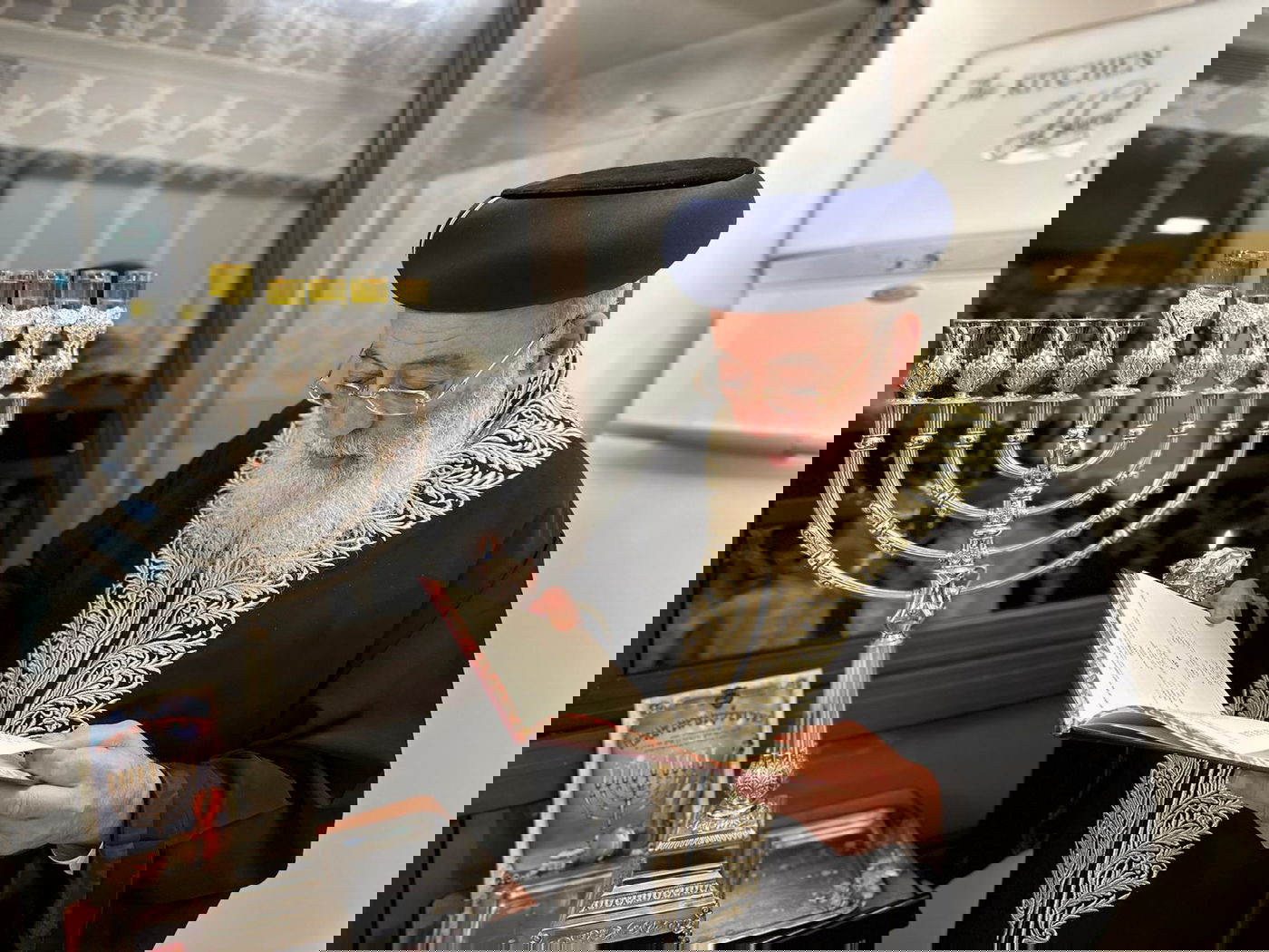 תיעוד: הראשון לציון הגר"ש עמאר בהדלקת נר רביעי