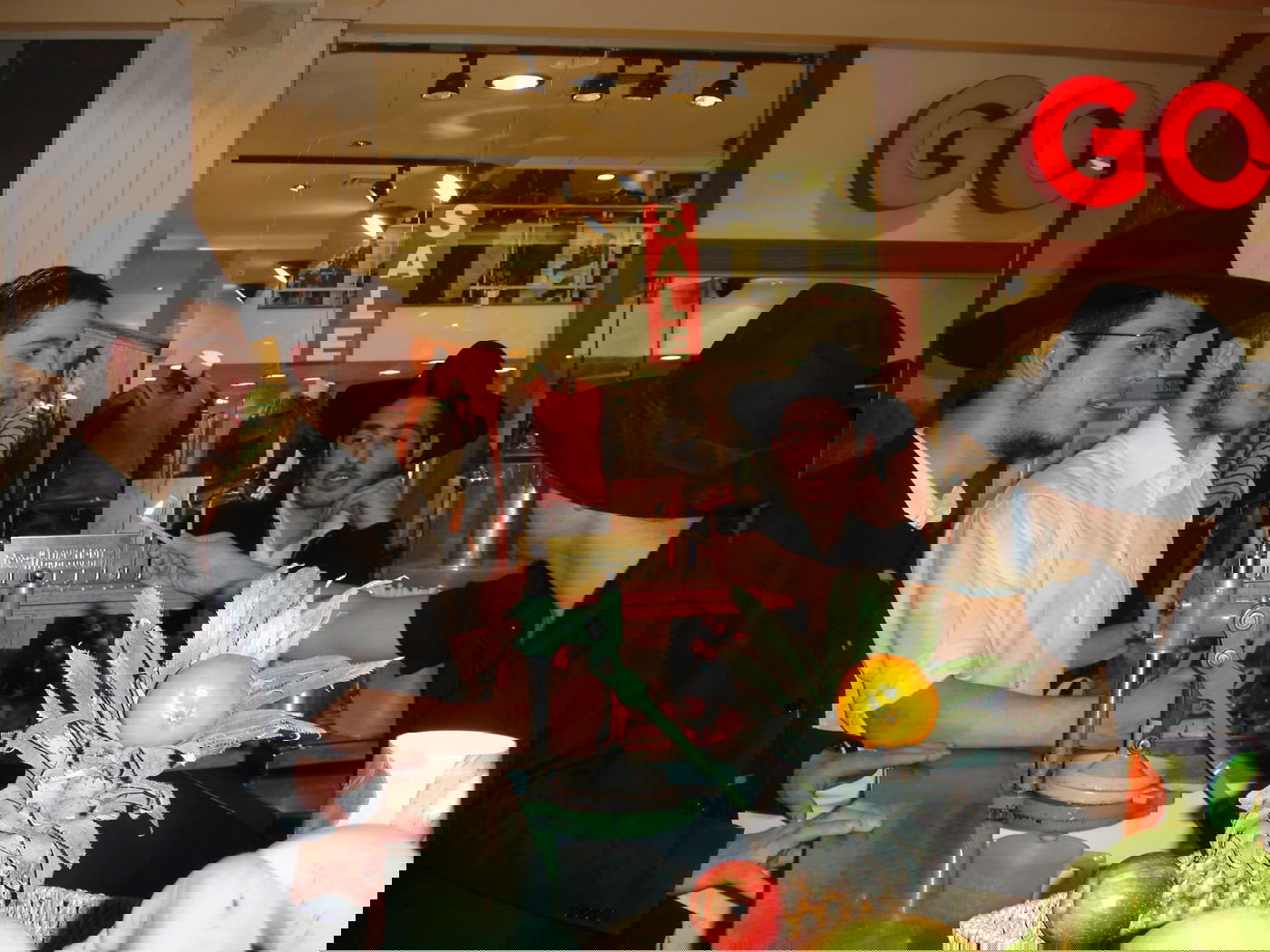 יונתן ביטון במרכז. בעת מבצעי חנוכה