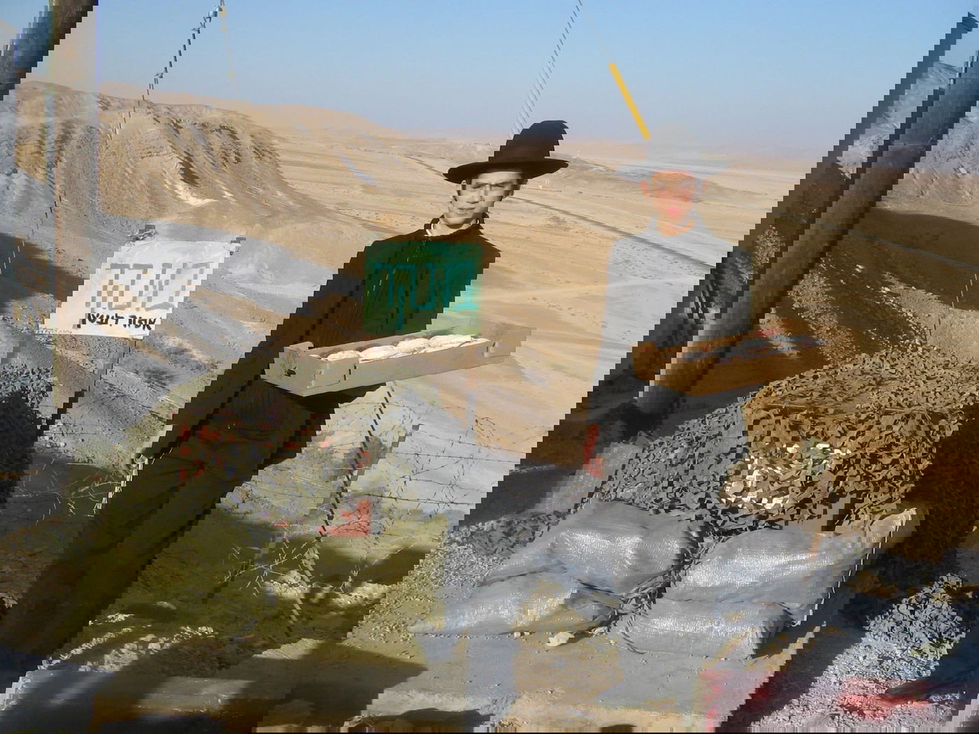 לוי הנדל בעת עשיית ה"מבצעים"