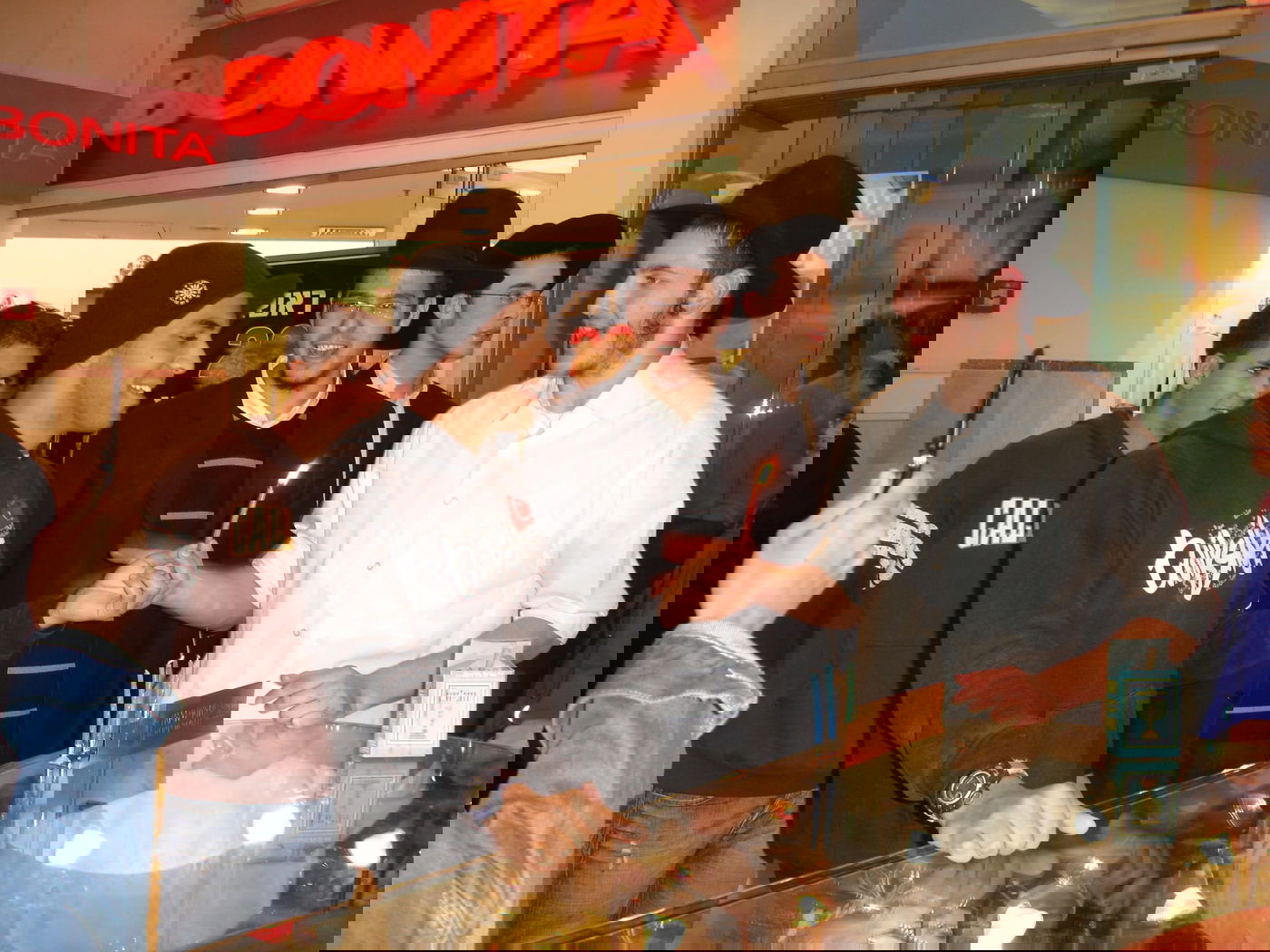 הבחורים שהיו ברכב וניצלו מדליקים נרות לאנשים