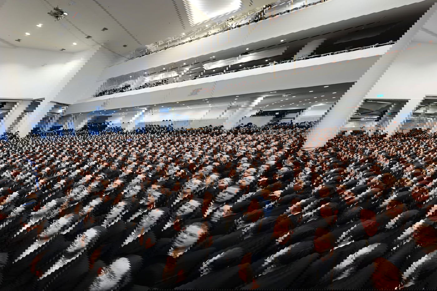 תיעוד מההיכל האדיר של גור: אלפי חסידים בהדלקת נר חמישי עם האדמו"ר