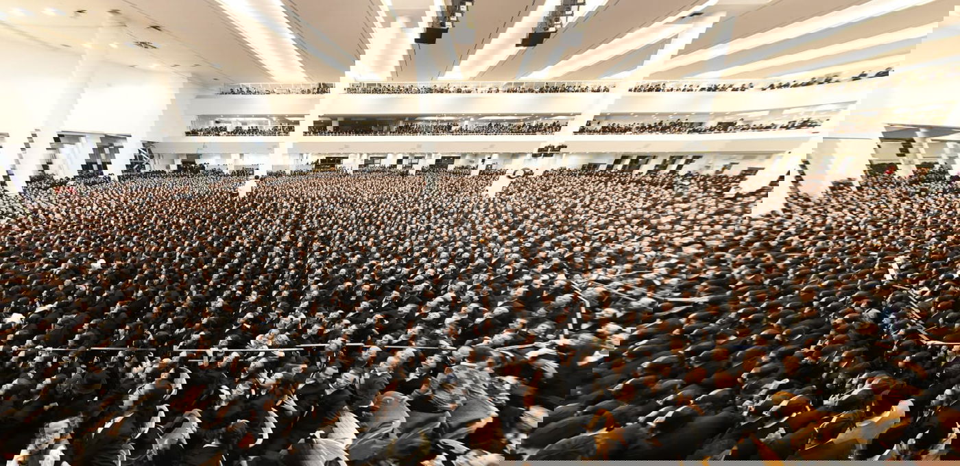 תיעוד מההיכל האדיר של גור: אלפי חסידים בהדלקת נר חמישי עם האדמו"ר