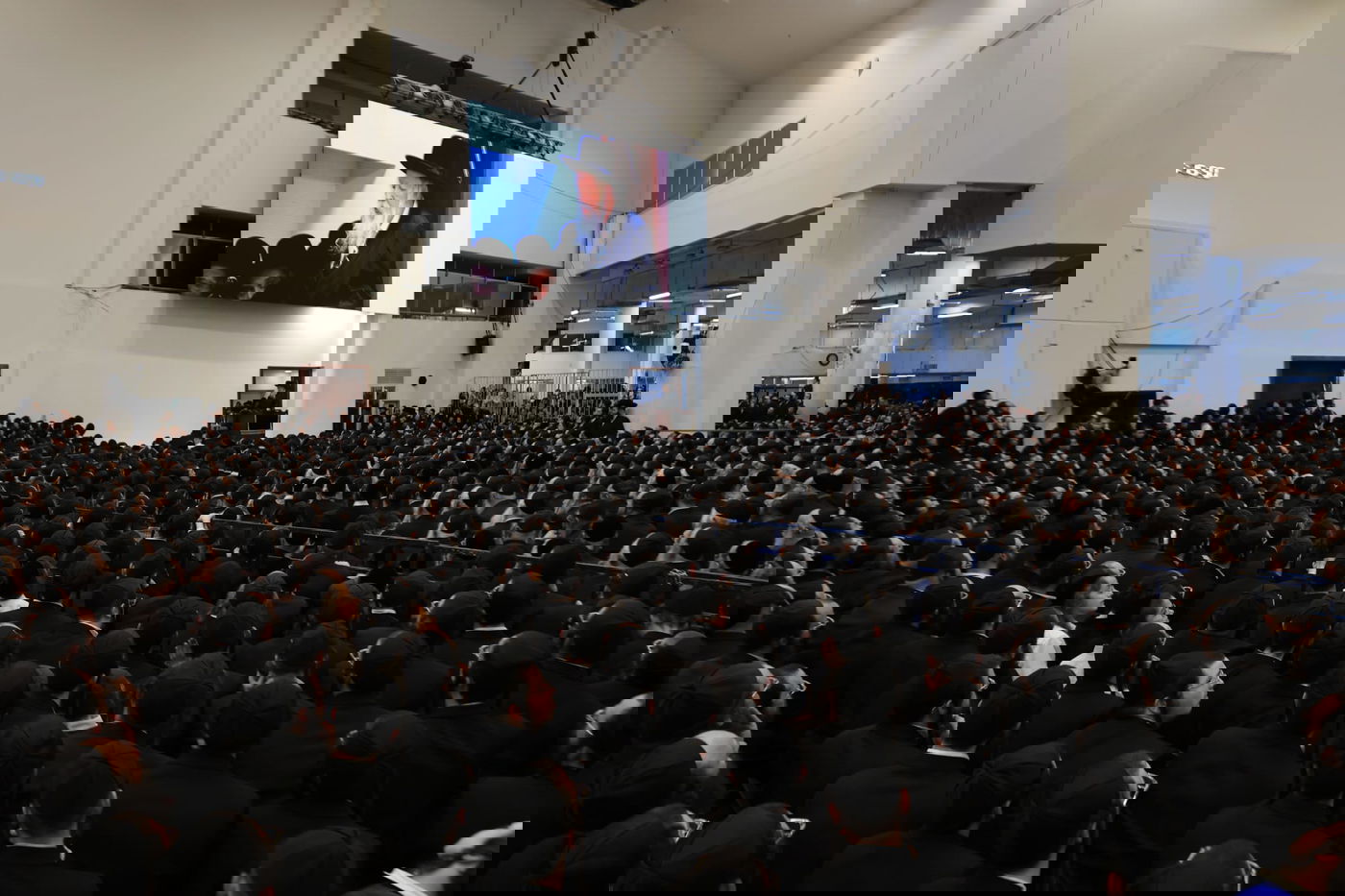 תיעוד מההיכל האדיר של גור: אלפי חסידים בהדלקת נר חמישי עם האדמו"ר