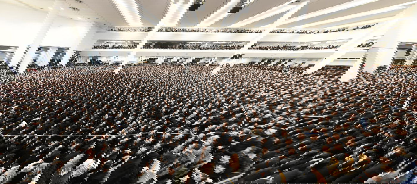 תיעוד מההיכל האדיר של גור: אלפי חסידים בהדלקת נר חמישי עם האדמו"ר