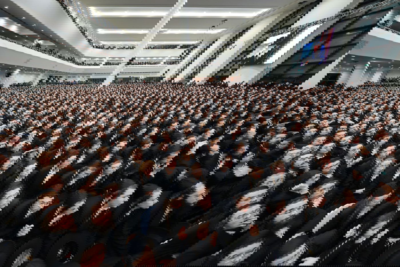 תיעוד מההיכל האדיר של גור: אלפי חסידים בהדלקת נר חמישי עם האדמו"ר